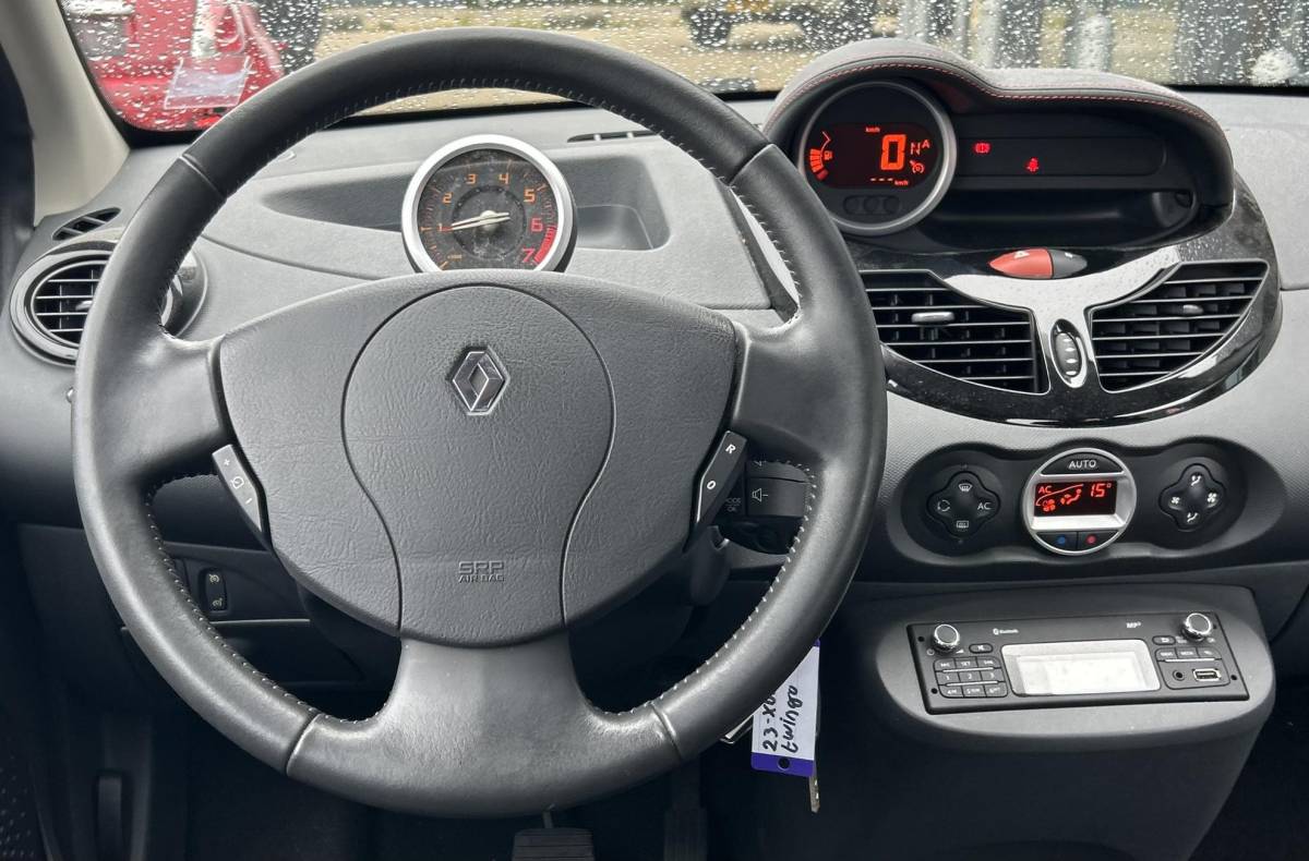 Renault Twingo Renault Twingo 1.2 16V Dynamique 75PK | AUTOMAAT | UNIEKE KM STAND 9.400 KM! | 2e Eigenaar | NL AUTO | NAP | Cruise Control | Climate Control | APK tot 26-05-2027 | 2 Sleutels |