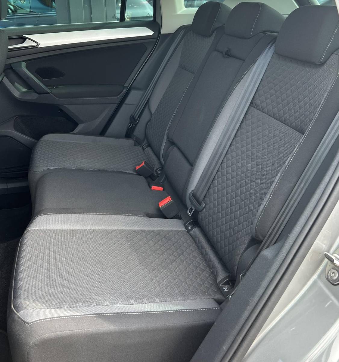 Volkswagen Tiguan Volkswagen Tiguan 1.4 TSI ACT R-Line Business R 150PK | AUTOMAAT | Elektrische Trekhaak | Adaptive Cruise Control | Navigatie | Parkeersensoren | 19 inch | Stoelverwarming | Climate Control | APK tot 14-03-2027 | 2 Sleutels |