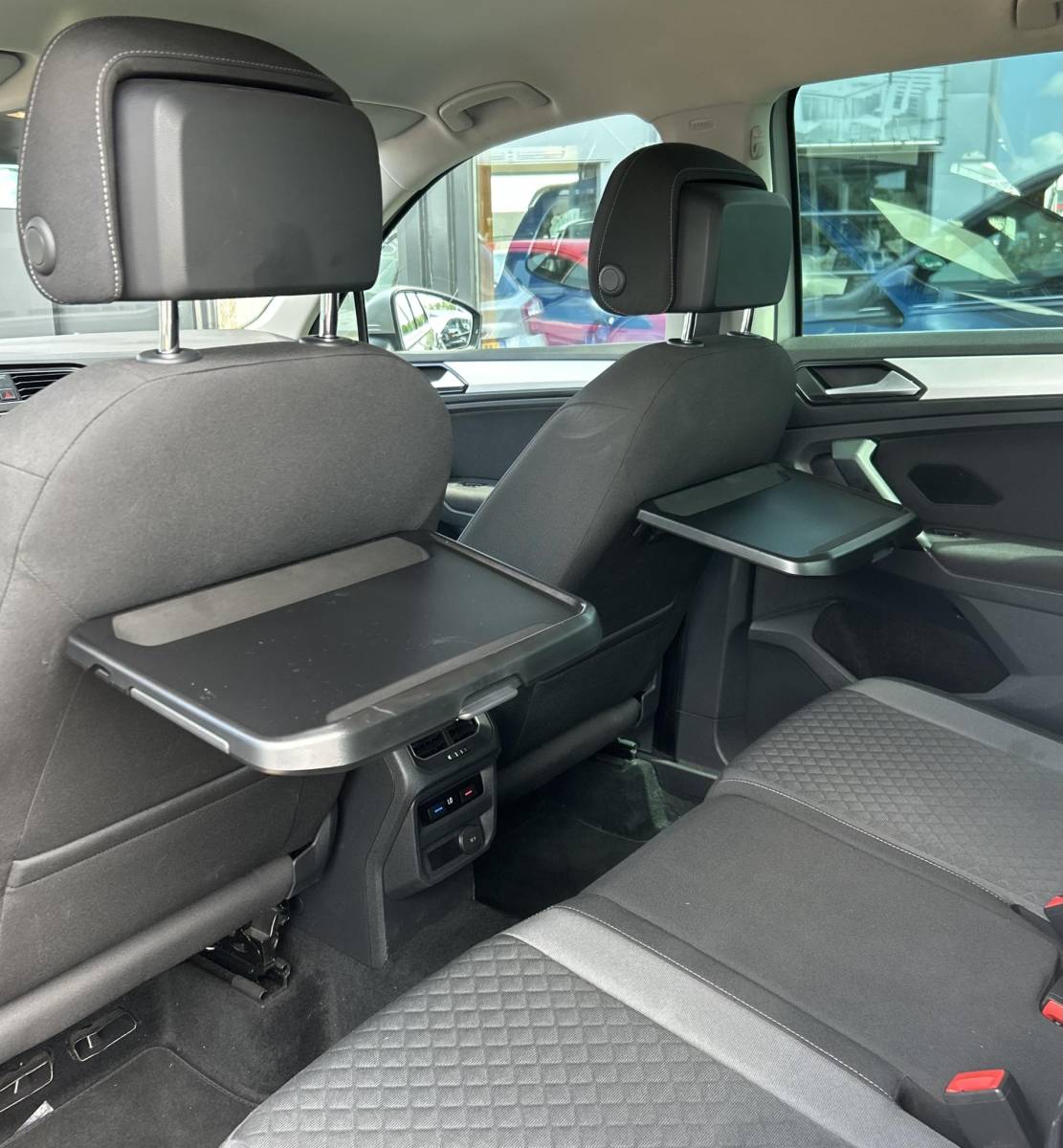 Volkswagen Tiguan Volkswagen Tiguan 1.4 TSI ACT R-Line Business R 150PK | AUTOMAAT | Elektrische Trekhaak | Adaptive Cruise Control | Navigatie | Parkeersensoren | 19 inch | Stoelverwarming | Climate Control | APK tot 14-03-2027 | 2 Sleutels |