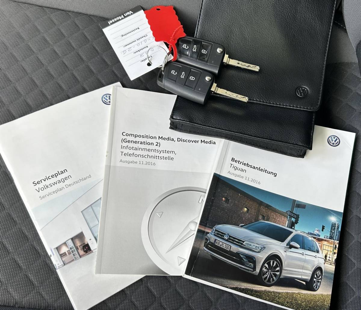 Volkswagen Tiguan Volkswagen Tiguan 1.4 TSI ACT R-Line Business R 150PK | AUTOMAAT | Elektrische Trekhaak | Adaptive Cruise Control | Navigatie | Parkeersensoren | 19 inch | Stoelverwarming | Climate Control | APK tot 14-03-2027 | 2 Sleutels |