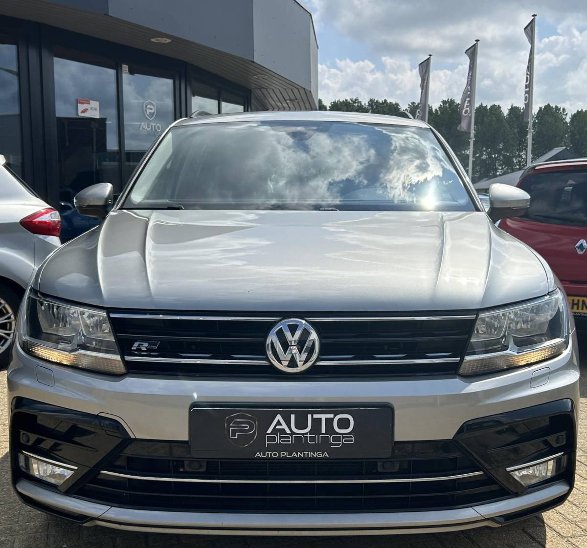 Volkswagen Tiguan Volkswagen Tiguan 1.4 TSI ACT R-Line Business R 150PK | AUTOMAAT | Elektrische Trekhaak | Adaptive Cruise Control | Navigatie | Parkeersensoren | 19 inch | Stoelverwarming | Climate Control | APK tot 14-03-2027 | 2 Sleutels |