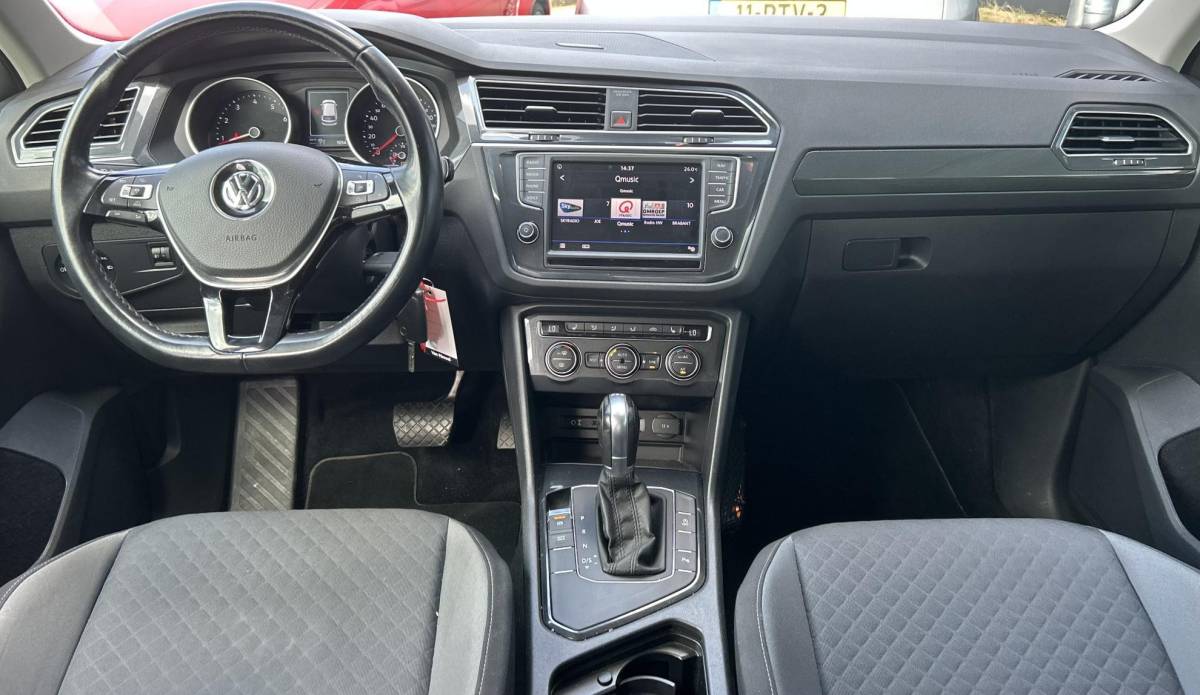 Volkswagen Tiguan Volkswagen Tiguan 1.4 TSI ACT R-Line Business R 150PK | AUTOMAAT | Elektrische Trekhaak | Adaptive Cruise Control | Navigatie | Parkeersensoren | 19 inch | Stoelverwarming | Climate Control | APK tot 14-03-2027 | 2 Sleutels |