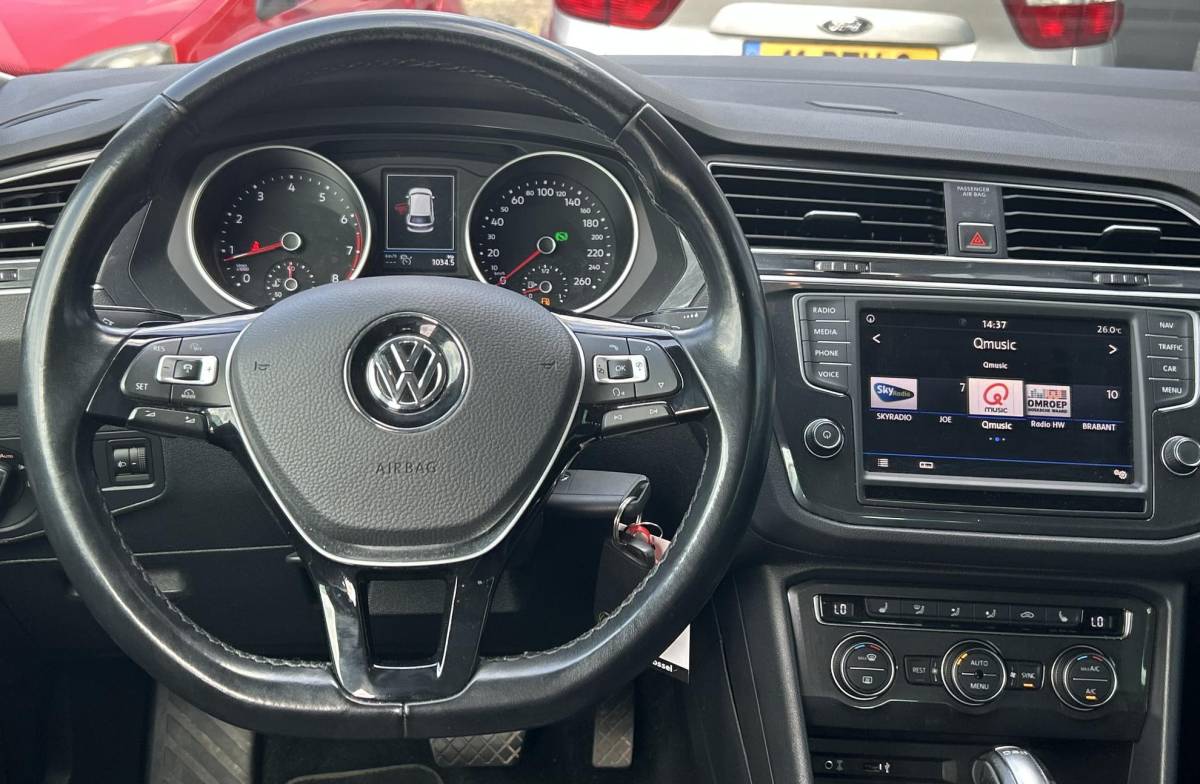 Volkswagen Tiguan Volkswagen Tiguan 1.4 TSI ACT R-Line Business R 150PK | AUTOMAAT | Elektrische Trekhaak | Adaptive Cruise Control | Navigatie | Parkeersensoren | 19 inch | Stoelverwarming | Climate Control | APK tot 14-03-2027 | 2 Sleutels |