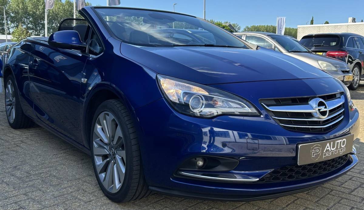 Opel Cascada Opel Cascada 1.4 Turbo ecoFLEX Cosmo 140PK | Zeer Nette Staat! | NL AUTO | CABRIO | Onderhoudshistorie | Luxe Stoelen | Achteruitrijcamera | Stoelverwarming | 19 Inch | Lederen Bekleding | Parkeersensoren Voor en Achter | Bi-Xenon | Navigatie | Climate Control | 2 Sleutels |