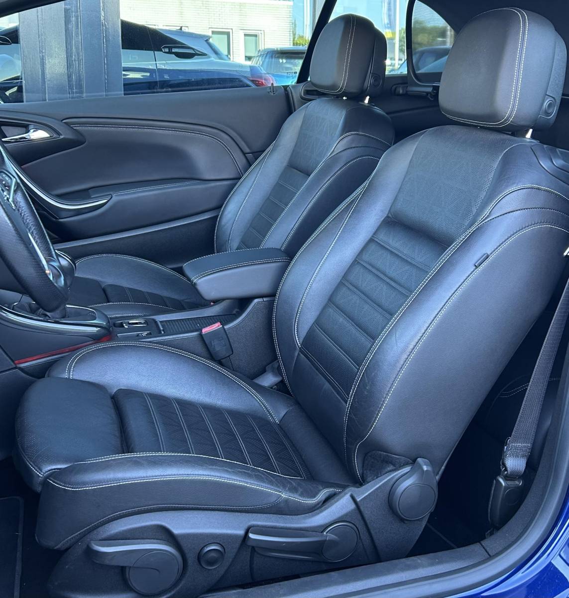 Opel Cascada Opel Cascada 1.4 Turbo ecoFLEX Cosmo 140PK | Zeer Nette Staat! | NL AUTO | CABRIO | Onderhoudshistorie | Luxe Stoelen | Achteruitrijcamera | Stoelverwarming | 19 Inch | Lederen Bekleding | Parkeersensoren Voor en Achter | Bi-Xenon | Navigatie | Climate Control | 2 Sleutels |