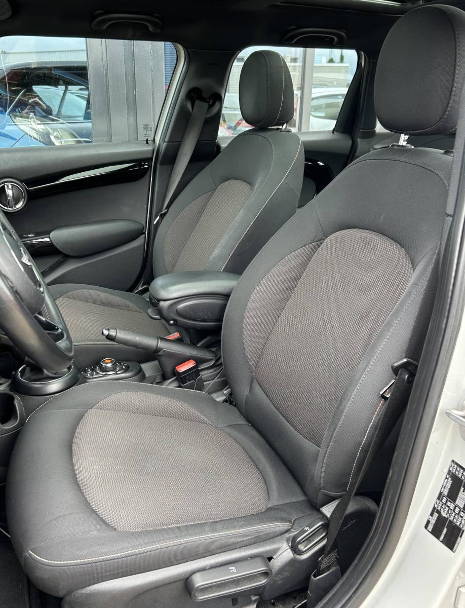 MINI 5-Deurs MINI 5-Deurs 1.5 Cooper Business 136PK | PANO | NAP | Airco | Cruise Control | Lichtmetalen Velgen | Armsteun |