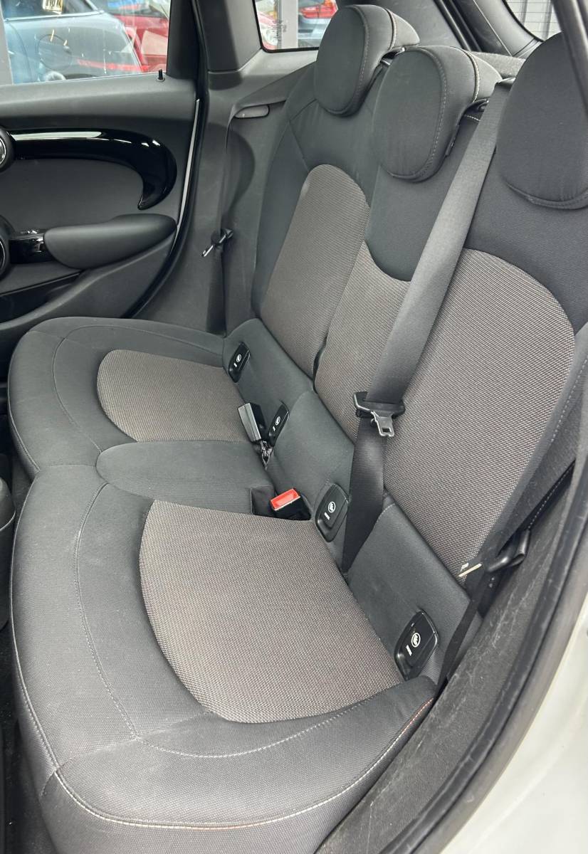 MINI 5-Deurs MINI 5-Deurs 1.5 Cooper Business 136PK | PANO | NAP | Airco | Cruise Control | Lichtmetalen Velgen | Armsteun |