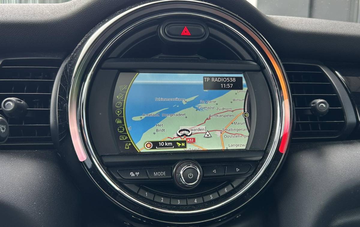 MINI 5-Deurs MINI 5-Deurs 1.5 Cooper Business 136PK | PANO | NAP | Airco | Cruise Control | Lichtmetalen Velgen | Armsteun |