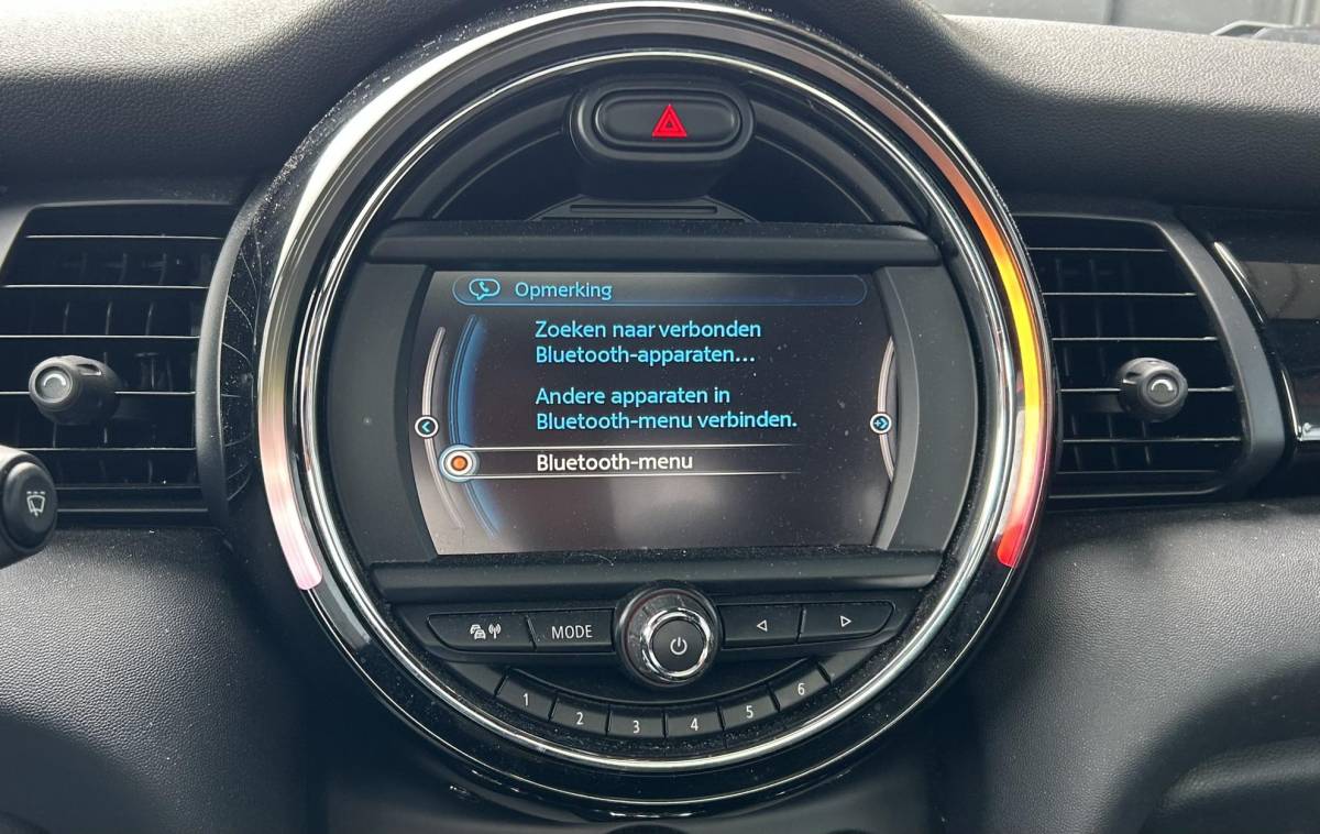MINI 5-Deurs MINI 5-Deurs 1.5 Cooper Business 136PK | PANO | NAP | Airco | Cruise Control | Lichtmetalen Velgen | Armsteun |