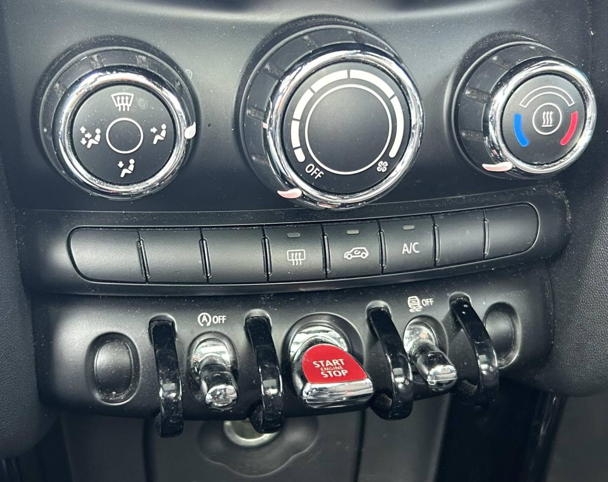 MINI 5-Deurs MINI 5-Deurs 1.5 Cooper Business 136PK | PANO | NAP | Airco | Cruise Control | Lichtmetalen Velgen | Armsteun |