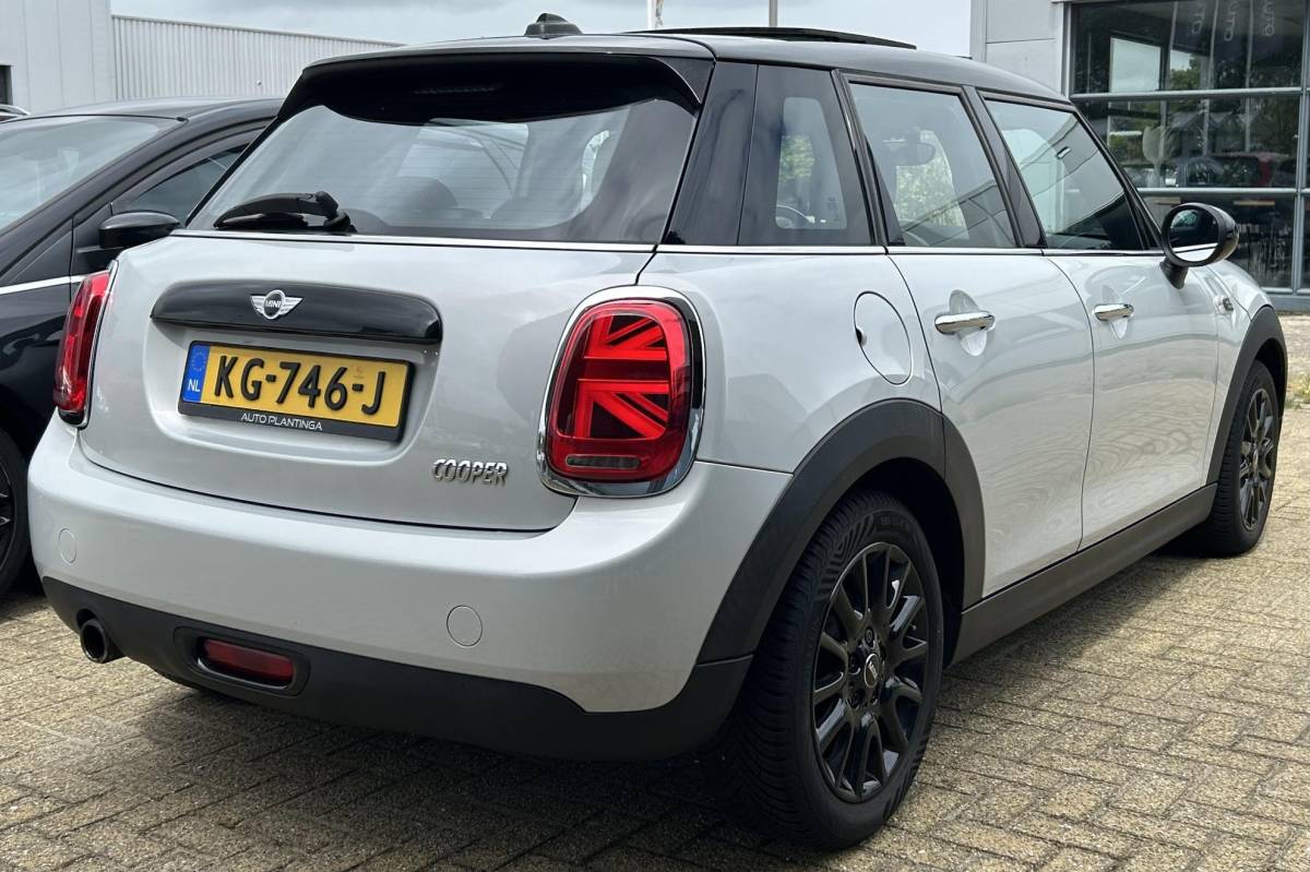 MINI 5-Deurs MINI 5-Deurs 1.5 Cooper Business 136PK | PANO | NAP | Airco | Cruise Control | Lichtmetalen Velgen | Armsteun |