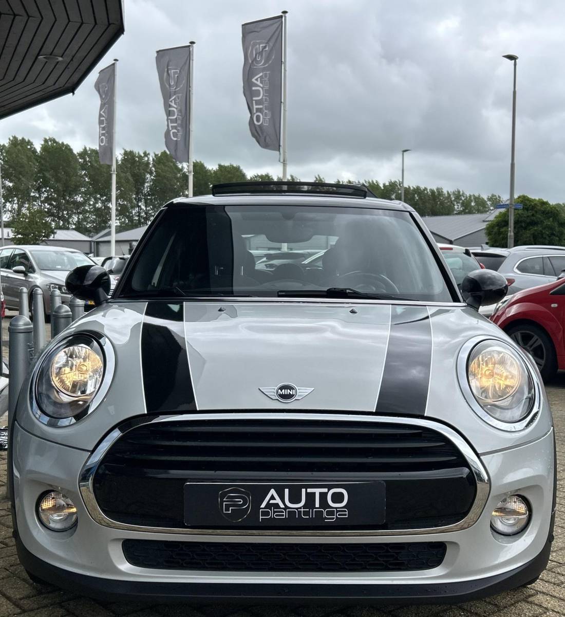 MINI 5-Deurs MINI 5-Deurs 1.5 Cooper Business 136PK | PANO | NAP | Airco | Cruise Control | Lichtmetalen Velgen | Armsteun |