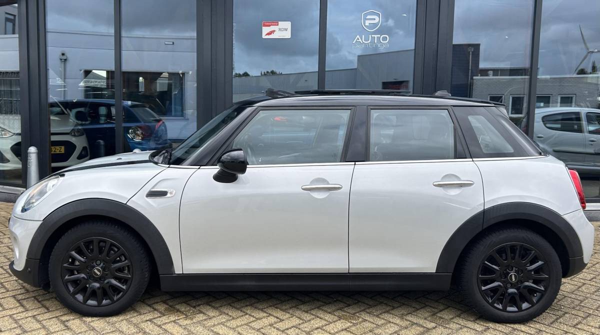 MINI 5-Deurs MINI 5-Deurs 1.5 Cooper Business 136PK | PANO | NAP | Airco | Cruise Control | Lichtmetalen Velgen | Armsteun |