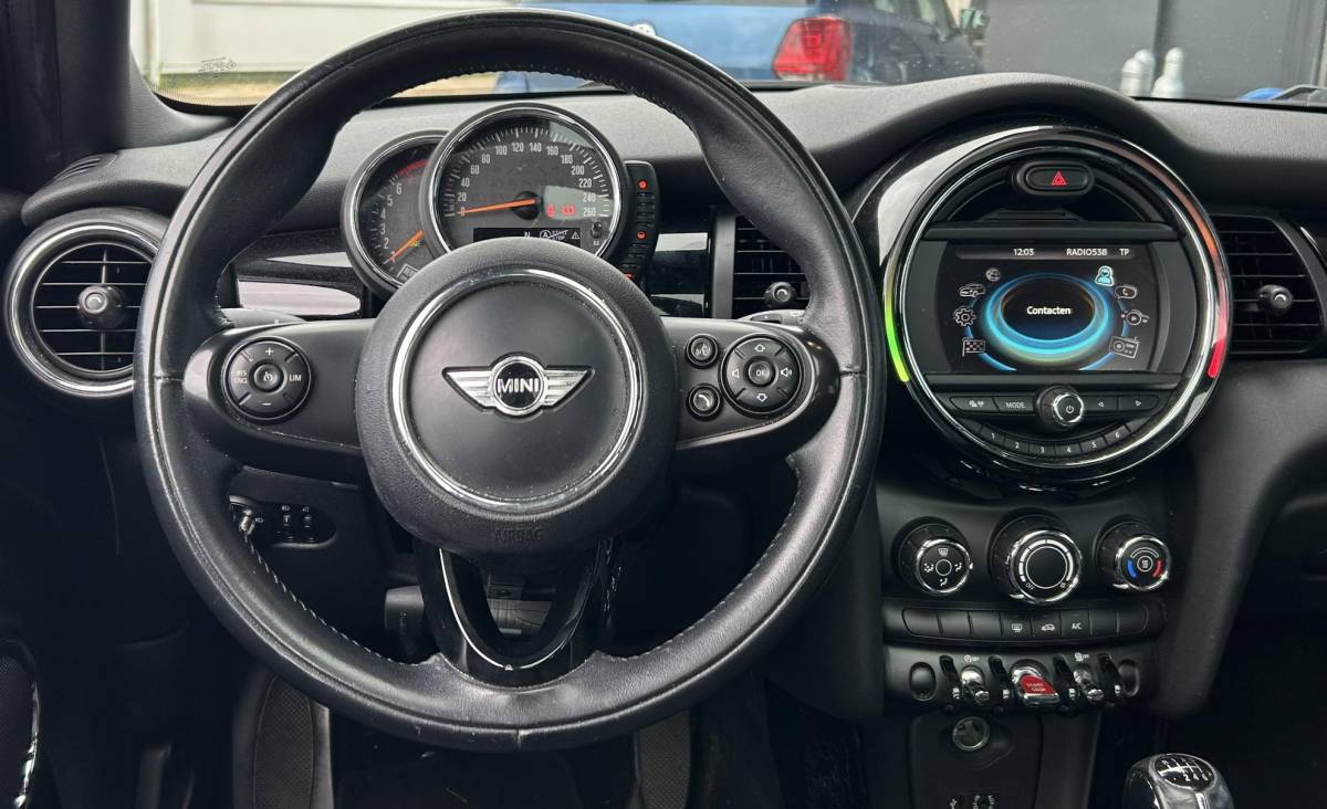 MINI 5-Deurs MINI 5-Deurs 1.5 Cooper Business 136PK | PANO | NAP | Airco | Cruise Control | Lichtmetalen Velgen | Armsteun |