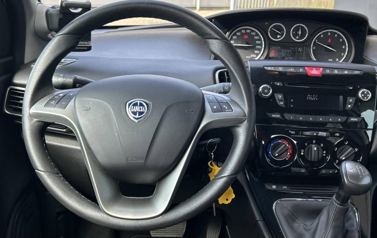 Lancia Ypsilon Lancia Ypsilon 0.9 TwinAir Elefantino Plus 80PK | UNIEK | AUTOMAAT | 1e Eigenaar | 5 Deurs | Lage KM stand | Dealeronderhouden! | NL AUTO | Airco | Parkeersensoren | 2 Sleutels | APK tot 13-02-2027 |