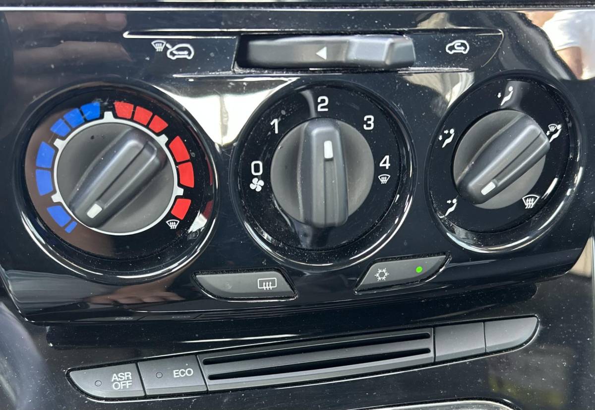 Lancia Ypsilon Lancia Ypsilon 0.9 TwinAir Elefantino Plus 80PK | UNIEK | AUTOMAAT | 1e Eigenaar | 5 Deurs | Lage KM stand | Dealeronderhouden! | NL AUTO | Airco | Parkeersensoren | 2 Sleutels | APK tot 13-02-2027 |
