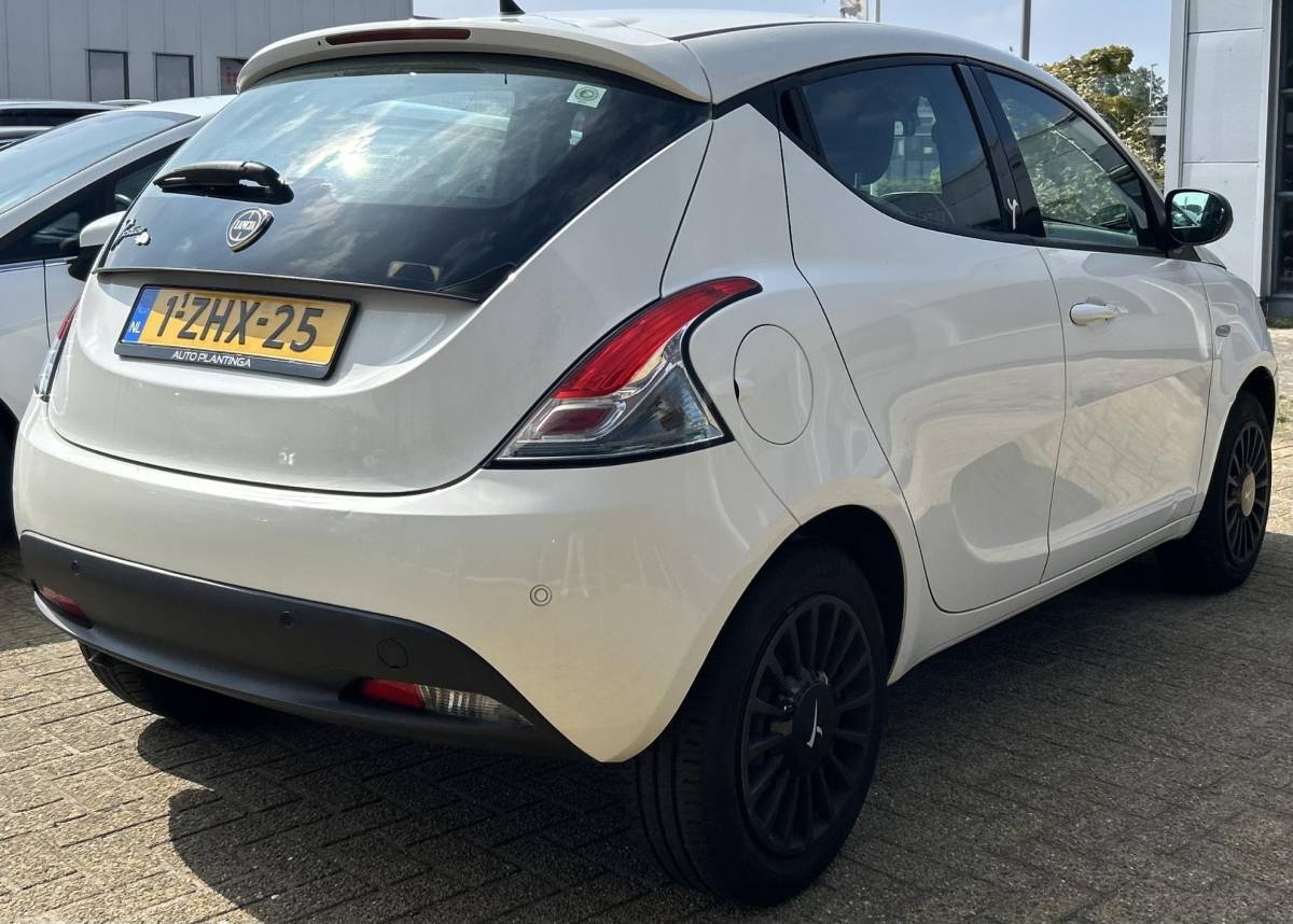 Lancia Ypsilon Lancia Ypsilon 0.9 TwinAir Elefantino Plus 80PK | UNIEK | AUTOMAAT | 1e Eigenaar | 5 Deurs | Lage KM stand | Dealeronderhouden! | NL AUTO | Airco | Parkeersensoren | 2 Sleutels | APK tot 13-02-2027 |