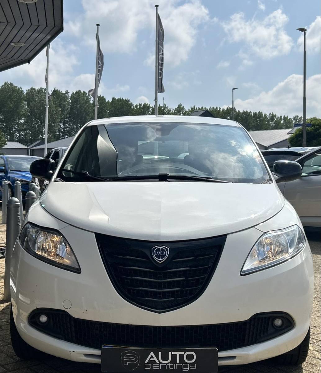 Lancia Ypsilon Lancia Ypsilon 0.9 TwinAir Elefantino Plus 80PK | UNIEK | AUTOMAAT | 1e Eigenaar | 5 Deurs | Lage KM stand | Dealeronderhouden! | NL AUTO | Airco | Parkeersensoren | 2 Sleutels | APK tot 13-02-2027 |
