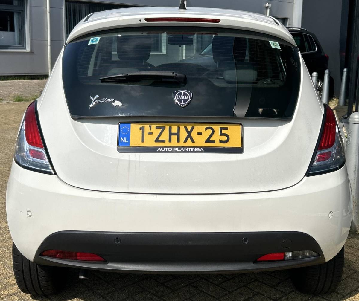 Lancia Ypsilon Lancia Ypsilon 0.9 TwinAir Elefantino Plus 80PK | UNIEK | AUTOMAAT | 1e Eigenaar | 5 Deurs | Lage KM stand | Dealeronderhouden! | NL AUTO | Airco | Parkeersensoren | 2 Sleutels | APK tot 13-02-2027 |