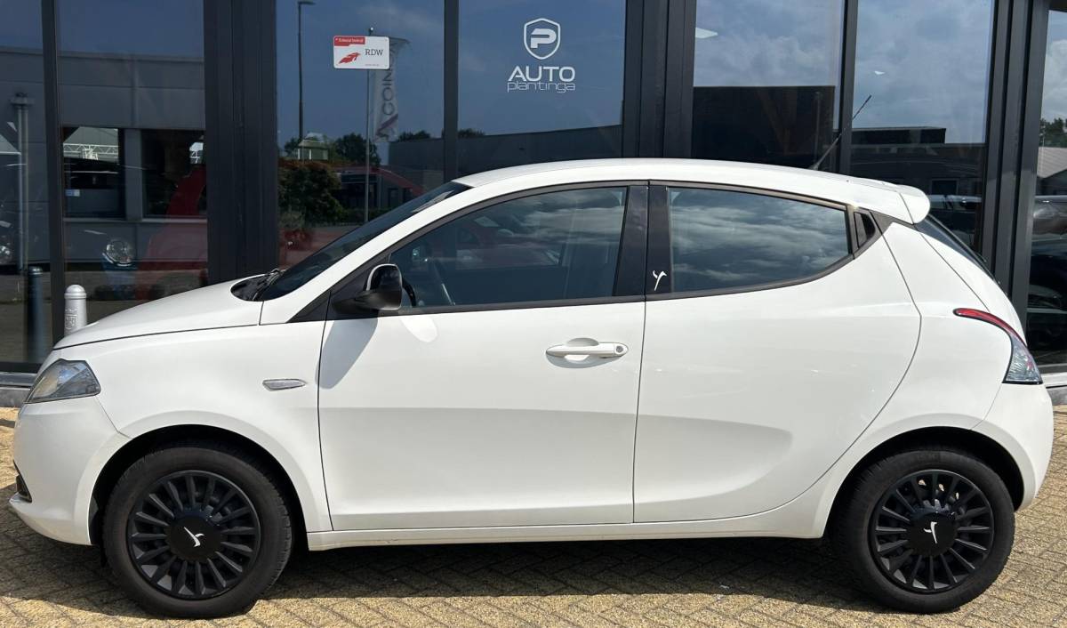 Lancia Ypsilon Lancia Ypsilon 0.9 TwinAir Elefantino Plus 80PK | UNIEK | AUTOMAAT | 1e Eigenaar | 5 Deurs | Lage KM stand | Dealeronderhouden! | NL AUTO | Airco | Parkeersensoren | 2 Sleutels | APK tot 13-02-2027 |