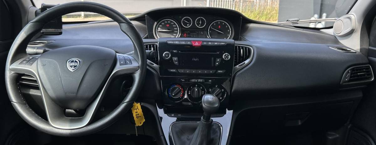 Lancia Ypsilon Lancia Ypsilon 0.9 TwinAir Elefantino Plus 80PK | UNIEK | AUTOMAAT | 1e Eigenaar | 5 Deurs | Lage KM stand | Dealeronderhouden! | NL AUTO | Airco | Parkeersensoren | 2 Sleutels | APK tot 13-02-2027 |