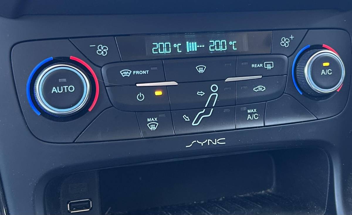 Ford Focus Ford Focus Wagon 1.5 St-Line 150PK | DEALERONDERHOUDEN | NL AUTO | NAP | Sport | 18 Inch | Parkeersensoren Voor en Achter | Navigatie | Cruise Control | Climate Control | Armsteun | Voorruitverwarming | 2 Sleutels |