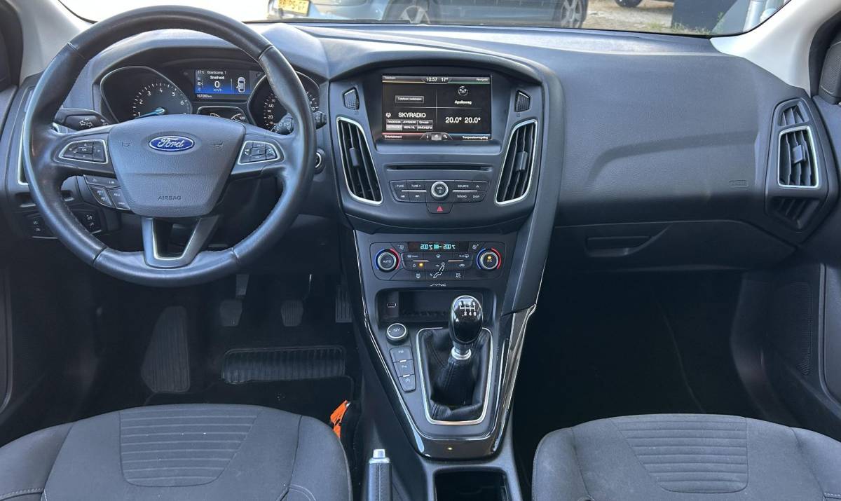 Ford Focus Ford Focus Wagon 1.5 St-Line 150PK | DEALERONDERHOUDEN | NL AUTO | NAP | Sport | 18 Inch | Parkeersensoren Voor en Achter | Navigatie | Cruise Control | Climate Control | Armsteun | Voorruitverwarming | 2 Sleutels |