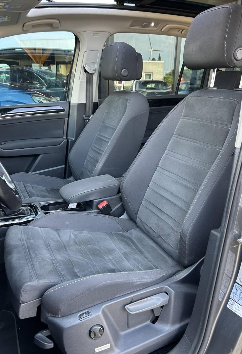 Volkswagen Touran Volkswagen Touran 1.4 TSI Highline Business R 7p 150PK | BOMVOL | AUTOMAAT | R-Line | 7 Persoons | NL AUTO | PANO | Trekhaak | Achteruitrijcamera | Elektrische Achterklep | Dodehoek Detectie | Argo | Stoelverwarming | Carplay | Navigatie | DAB+ |
