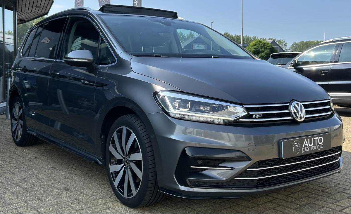 Volkswagen Touran Volkswagen Touran 1.4 TSI Highline Business R 7p 150PK | BOMVOL | AUTOMAAT | R-Line | 7 Persoons | NL AUTO | PANO | Trekhaak | Achteruitrijcamera | Elektrische Achterklep | Dodehoek Detectie | Argo | Stoelverwarming | Carplay | Navigatie | DAB+ |