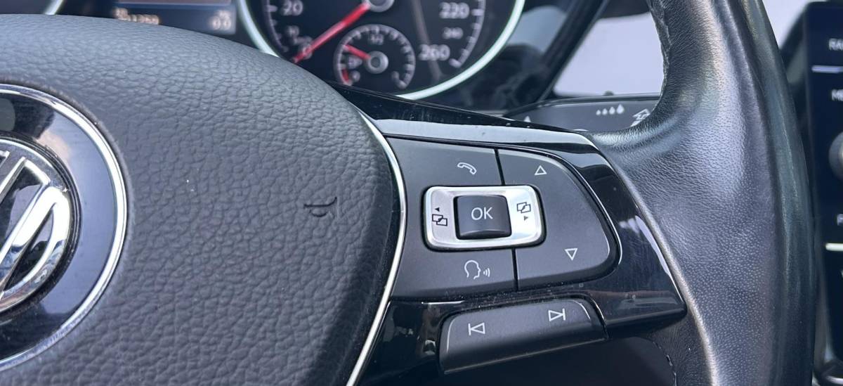 Volkswagen Touran Volkswagen Touran 1.4 TSI Highline Business R 7p 150PK | BOMVOL | AUTOMAAT | R-Line | 7 Persoons | NL AUTO | PANO | Trekhaak | Achteruitrijcamera | Elektrische Achterklep | Dodehoek Detectie | Argo | Stoelverwarming | Carplay | Navigatie | DAB+ |