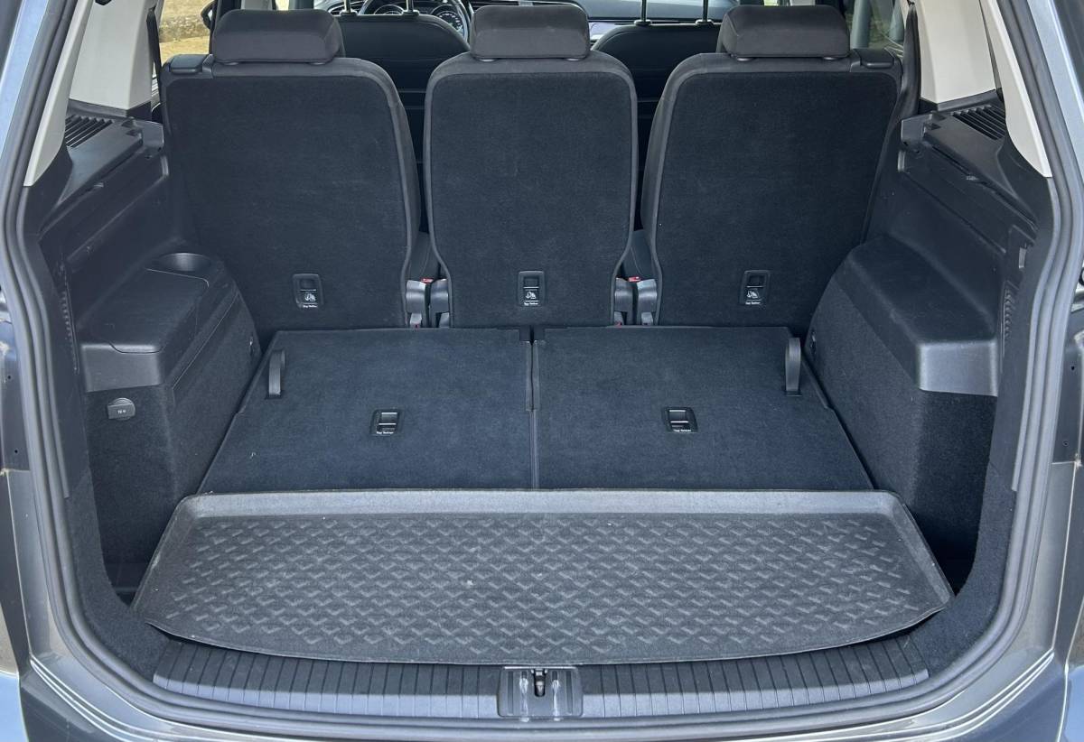 Volkswagen Touran Volkswagen Touran 1.4 TSI Highline Business R 7p 150PK | BOMVOL | AUTOMAAT | R-Line | 7 Persoons | NL AUTO | PANO | Trekhaak | Achteruitrijcamera | Elektrische Achterklep | Dodehoek Detectie | Argo | Stoelverwarming | Carplay | Navigatie | DAB+ |