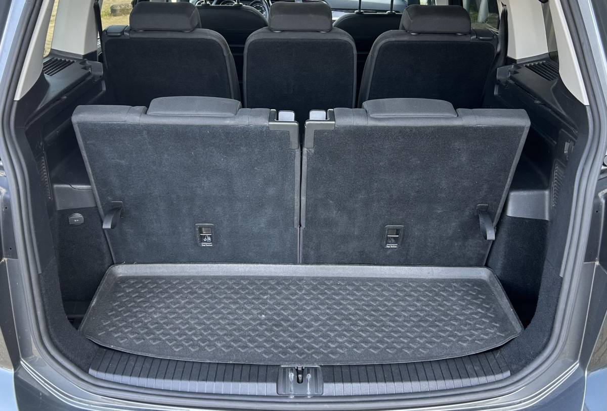 Volkswagen Touran Volkswagen Touran 1.4 TSI Highline Business R 7p 150PK | BOMVOL | AUTOMAAT | R-Line | 7 Persoons | NL AUTO | PANO | Trekhaak | Achteruitrijcamera | Elektrische Achterklep | Dodehoek Detectie | Argo | Stoelverwarming | Carplay | Navigatie | DAB+ |