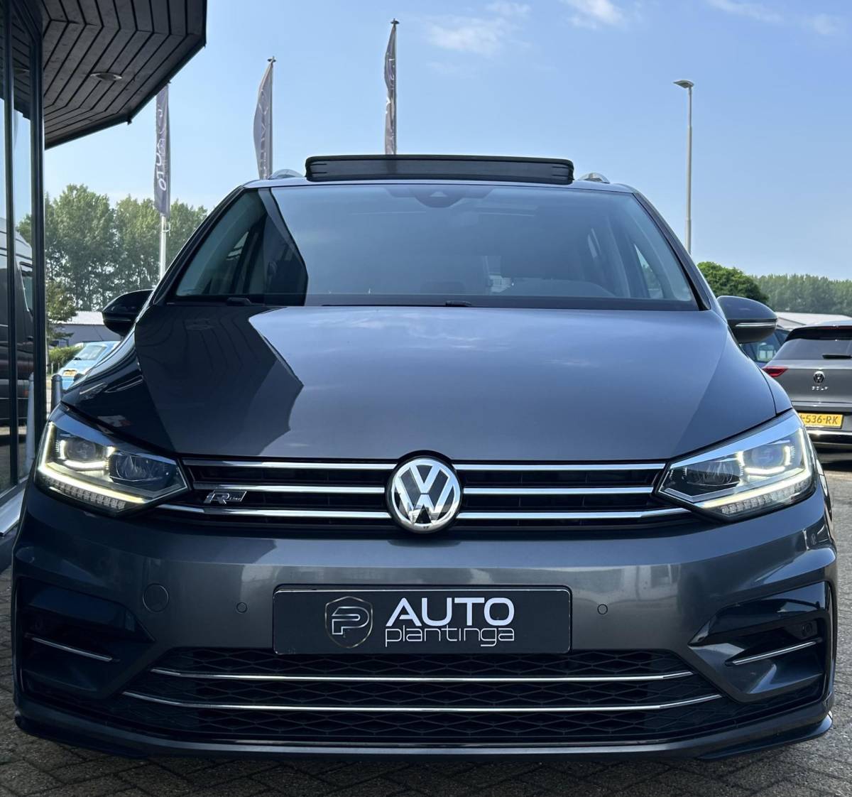 Volkswagen Touran Volkswagen Touran 1.4 TSI Highline Business R 7p 150PK | BOMVOL | AUTOMAAT | R-Line | 7 Persoons | NL AUTO | PANO | Trekhaak | Achteruitrijcamera | Elektrische Achterklep | Dodehoek Detectie | Argo | Stoelverwarming | Carplay | Navigatie | DAB+ |