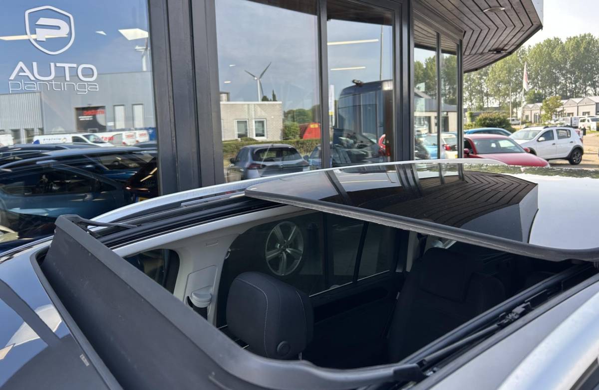 Volkswagen Touran Volkswagen Touran 1.4 TSI Highline Business R 7p 150PK | BOMVOL | AUTOMAAT | R-Line | 7 Persoons | NL AUTO | PANO | Trekhaak | Achteruitrijcamera | Elektrische Achterklep | Dodehoek Detectie | Argo | Stoelverwarming | Carplay | Navigatie | DAB+ |