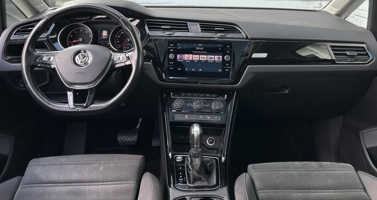 Volkswagen Touran Volkswagen Touran 1.4 TSI Highline Business R 7p 150PK | BOMVOL | AUTOMAAT | R-Line | 7 Persoons | NL AUTO | PANO | Trekhaak | Achteruitrijcamera | Elektrische Achterklep | Dodehoek Detectie | Argo | Stoelverwarming | Carplay | Navigatie | DAB+ |