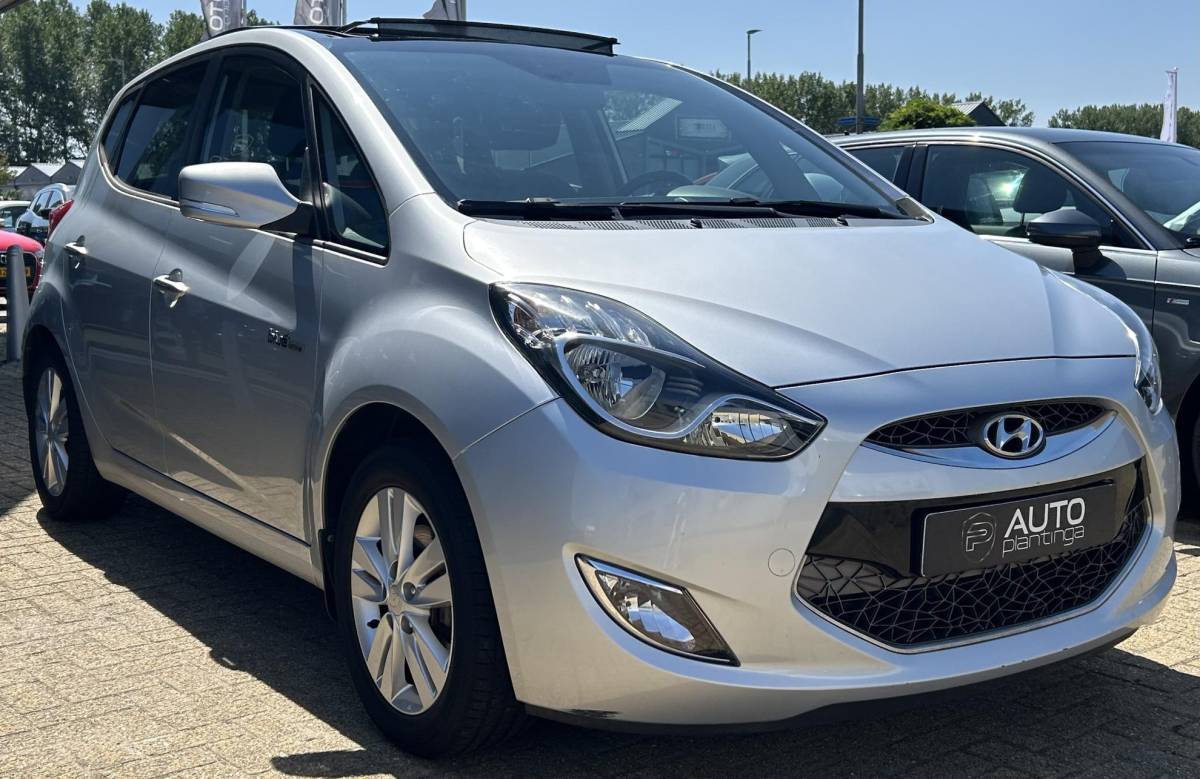 Hyundai ix20 Hyundai ix20 1.6i i-Catcher 125PK | PANO | NL AUTO | Onderhoudshistorie | Lederen Bekleding | Trekhaak | Achteruitrijcamera | Navigatie | Cruise Control | Climate Control | 2 Sleutels |