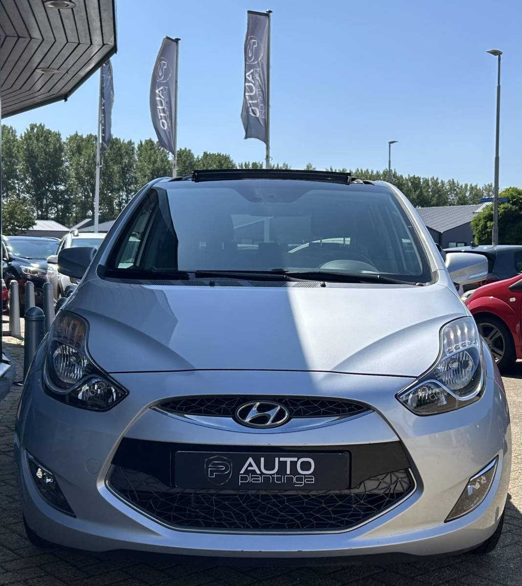 Hyundai ix20 Hyundai ix20 1.6i i-Catcher 125PK | PANO | NL AUTO | Onderhoudshistorie | Lederen Bekleding | Trekhaak | Achteruitrijcamera | Navigatie | Cruise Control | Climate Control | 2 Sleutels |