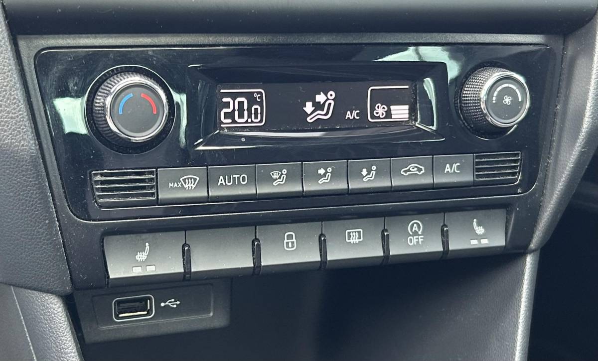 Škoda Rapid Skoda Rapid Spaceback 1.0 TSI Greentech Clever 95PK | ZEER NETTE STAAT | NL AUTO | NAP | Panoramadak | Stoelverwarming | Parkeersensoren | Navigatie | Armsteun | Climate Control | Cruise Control | 2 Sleutels |