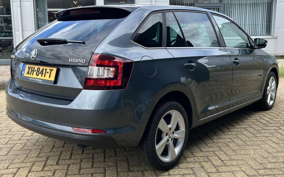 Škoda Rapid Skoda Rapid Spaceback 1.0 TSI Greentech Clever 95PK | ZEER NETTE STAAT | NL AUTO | NAP | Panoramadak | Stoelverwarming | Parkeersensoren | Navigatie | Armsteun | Climate Control | Cruise Control | 2 Sleutels |
