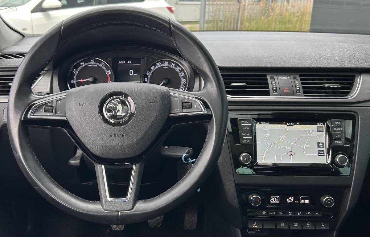 Škoda Rapid Skoda Rapid Spaceback 1.0 TSI Greentech Clever 95PK | ZEER NETTE STAAT | NL AUTO | NAP | Panoramadak | Stoelverwarming | Parkeersensoren | Navigatie | Armsteun | Climate Control | Cruise Control | 2 Sleutels |