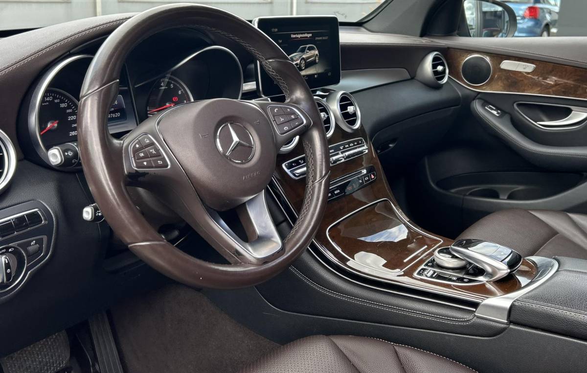 Mercedes-Benz GLC Mercedes-Benz GLC-klasse 250 4MATIC Ambition 211PK | AMG | PANO | LEDER | Achteruitrijcamera | Navigatie | Stoelverwarming | Elektrische Achterklep | 20 Inch |