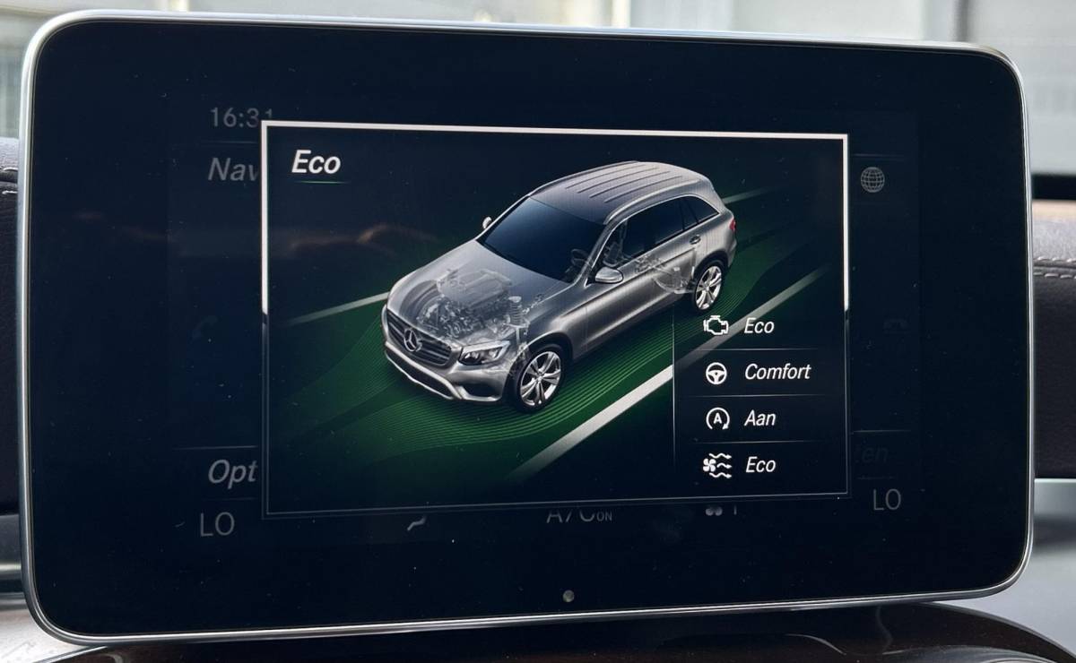 Mercedes-Benz GLC Mercedes-Benz GLC-klasse 250 4MATIC Ambition 211PK | AMG | PANO | LEDER | Achteruitrijcamera | Navigatie | Stoelverwarming | Elektrische Achterklep | 20 Inch |