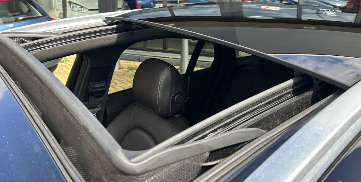 Mercedes-Benz GLC Mercedes-Benz GLC-klasse 250 4MATIC Ambition 211PK | AMG | PANO | LEDER | Achteruitrijcamera | Navigatie | Stoelverwarming | Elektrische Achterklep | 20 Inch |