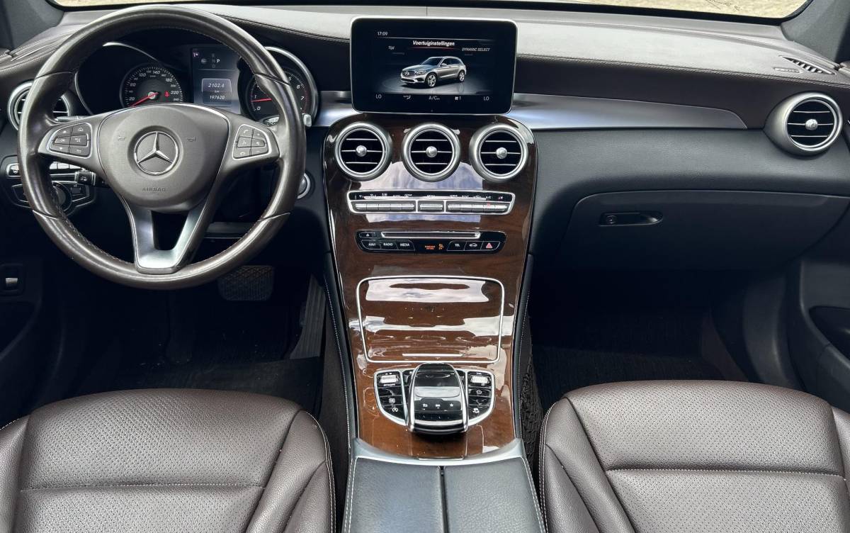 Mercedes-Benz GLC Mercedes-Benz GLC-klasse 250 4MATIC Ambition 211PK | AMG | PANO | LEDER | Achteruitrijcamera | Navigatie | Stoelverwarming | Elektrische Achterklep | 20 Inch |
