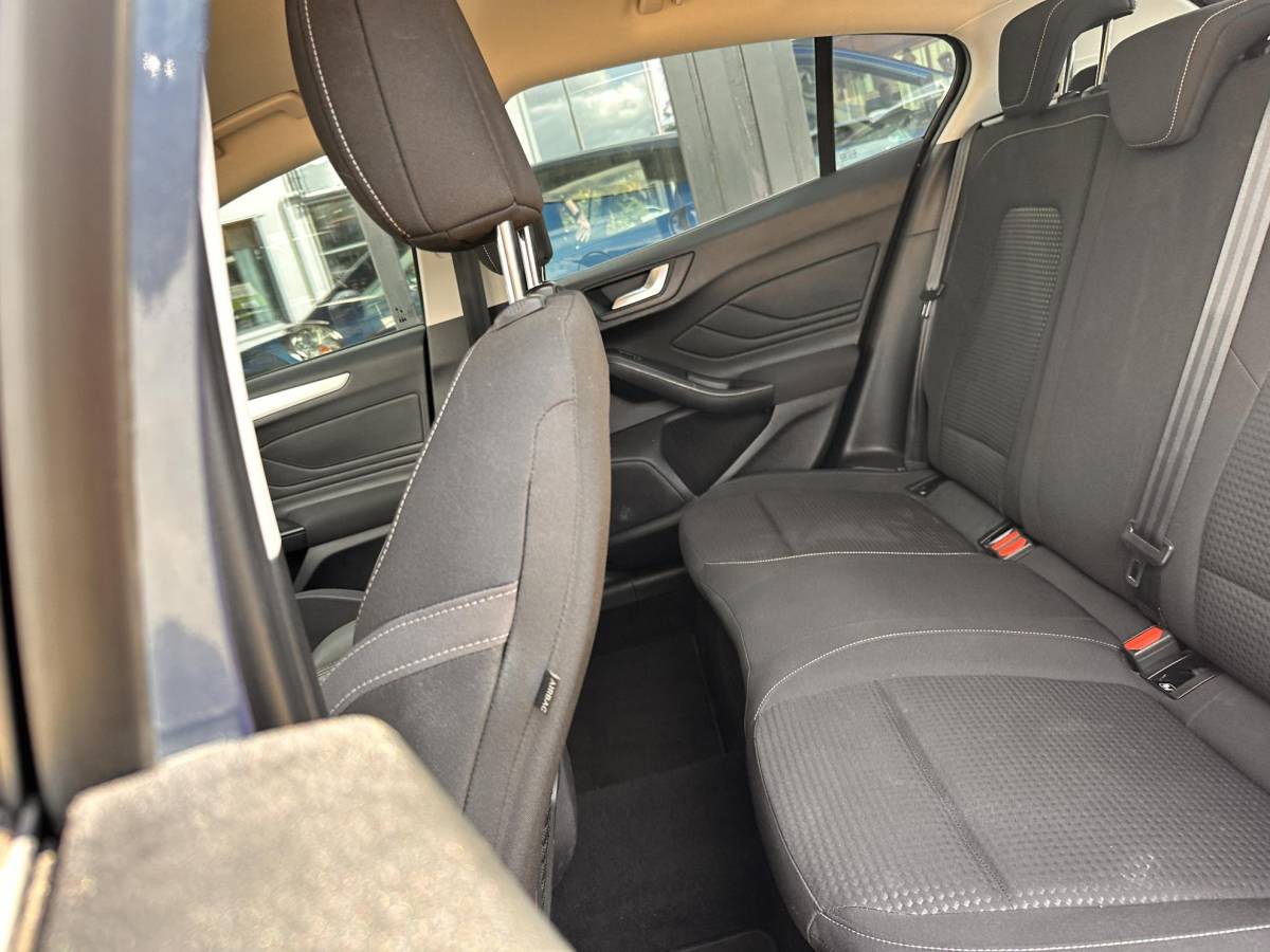 Ford Focus Ford Focus 1.0 EcoBoost Trend Edition Business 125PK | NL AUTO | NAP | Onderhoudshistorie | Parkeersensoren Voor en Achter | Airco | Navigatie | Cruise Control | Lichtmetalen Velgen | 2 Sleutels |