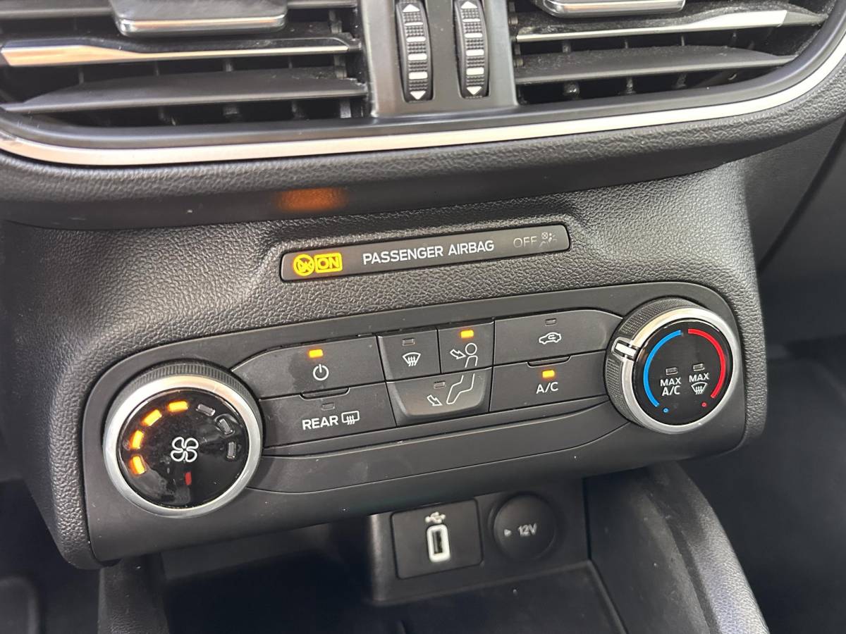 Ford Focus Ford Focus 1.0 EcoBoost Trend Edition Business 125PK | NL AUTO | NAP | Onderhoudshistorie | Parkeersensoren Voor en Achter | Airco | Navigatie | Cruise Control | Lichtmetalen Velgen | 2 Sleutels |
