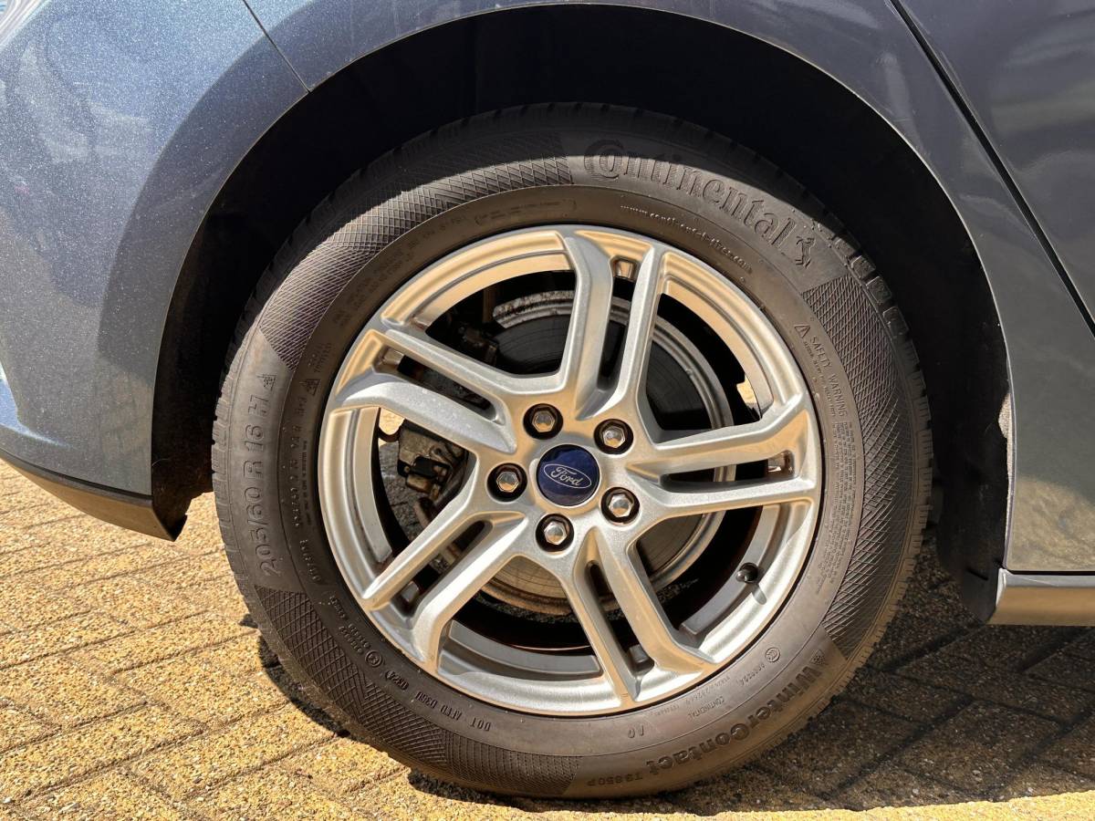 Ford Focus Ford Focus 1.0 EcoBoost Trend Edition Business 125PK | NL AUTO | NAP | Onderhoudshistorie | Parkeersensoren Voor en Achter | Airco | Navigatie | Cruise Control | Lichtmetalen Velgen | 2 Sleutels |