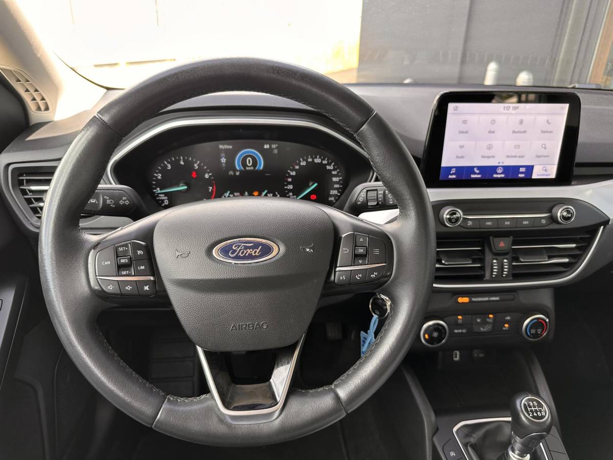 Ford Focus Ford Focus 1.0 EcoBoost Trend Edition Business 125PK | NL AUTO | NAP | Onderhoudshistorie | Parkeersensoren Voor en Achter | Airco | Navigatie | Cruise Control | Lichtmetalen Velgen | 2 Sleutels |