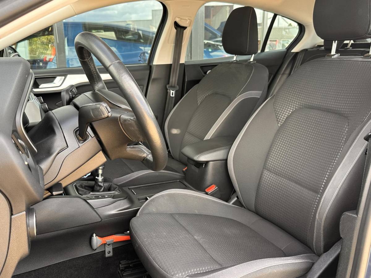 Ford Focus Ford Focus 1.0 EcoBoost Trend Edition Business 125PK | NL AUTO | NAP | Onderhoudshistorie | Parkeersensoren Voor en Achter | Airco | Navigatie | Cruise Control | Lichtmetalen Velgen | 2 Sleutels |
