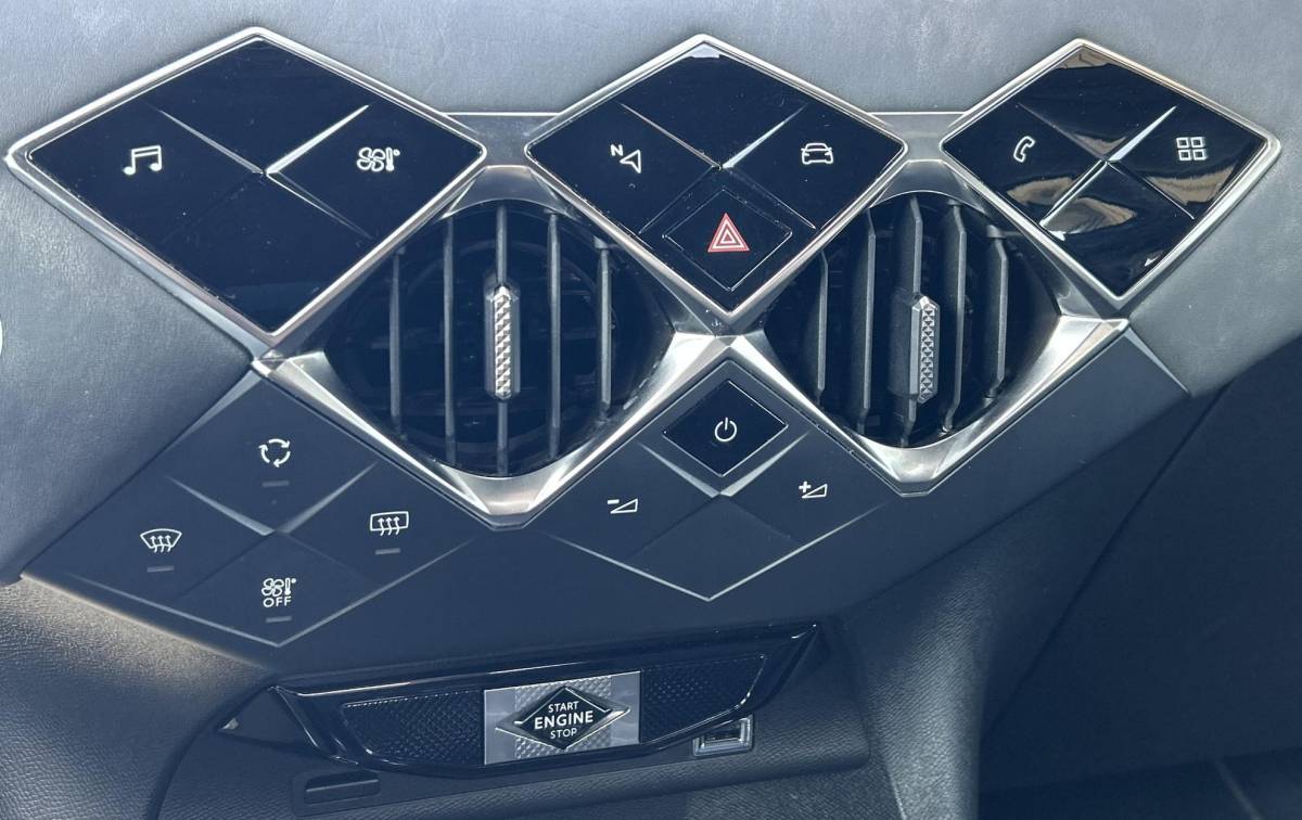 DS DS 3 DS 3 Crossback 1.2 PureTech Grand Chic 156PK | BOMVOL | AUTOMAAT | 1e Eigenaar | NL AUTO | Trekhaak | DAB+ | 18 Inch | Lederen Bekleding | Navigatie | Climate Control | Apdative Cruise Control | Head Up Display | Focal |